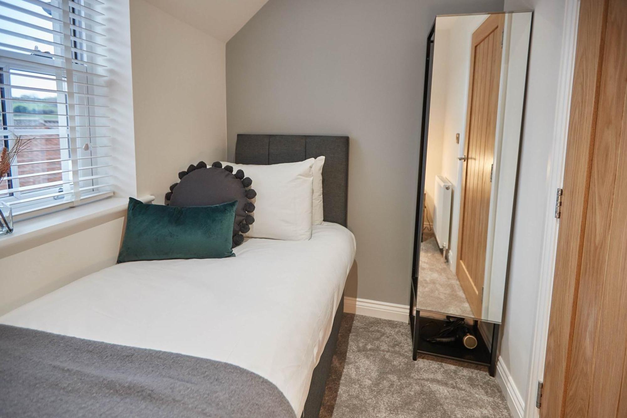 Host & - Iburn House